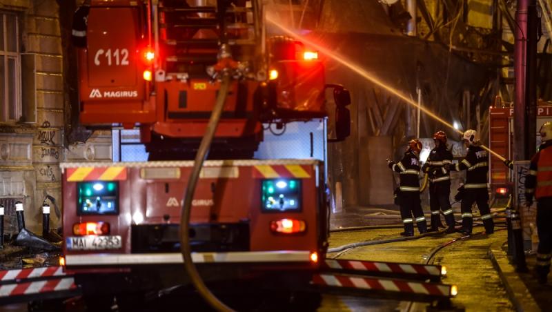 Un bărbat a incendiat o casă din Vaslui. O persoană descoperită în toaleta din curte, după ce a fost dată dispărută