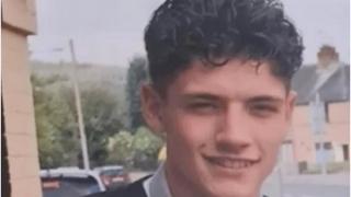 "Am strigat să încetinească". Tânăr de 19 ani, mort după ce s-a aruncat de la volanul mașinii și a fost călcat de autospeciala poliției care îl urmărea, în SUA