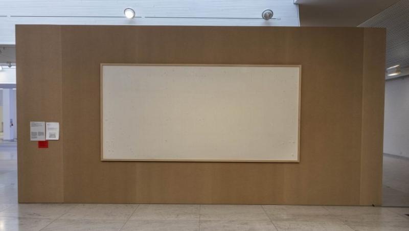 Trebuia să prezinte o expoziţie cu peste 70.000 de euro în bancnote lipite pe pânză, dar artistul a furat banii şi a lăsat ramele goale