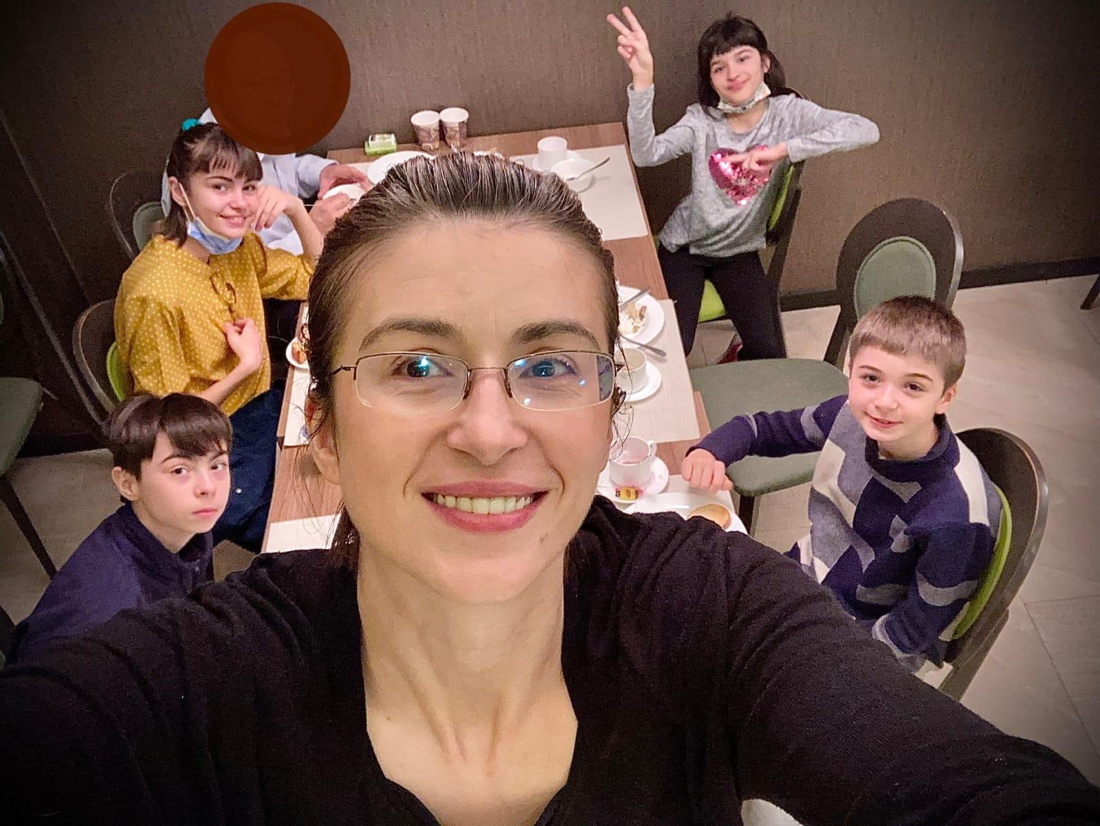 Octavia are 4 copii şi a devenit pentru prima oară mamă la 24 de ani