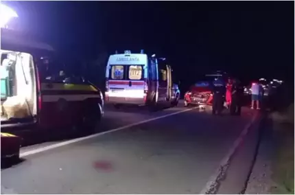 Bărbat mort, după ce a fost spulberat de o maşină, în timp ce stătea lângă un vehicul parcat pe margine. Prietena aflată la volan, martora scenei de groază Bărbat mort, după ce a fost spulberat de o maşină, în timp ce stătea lângă un vehicul parcat pe margine. Prietena aflată la volan, martora scenei de groază