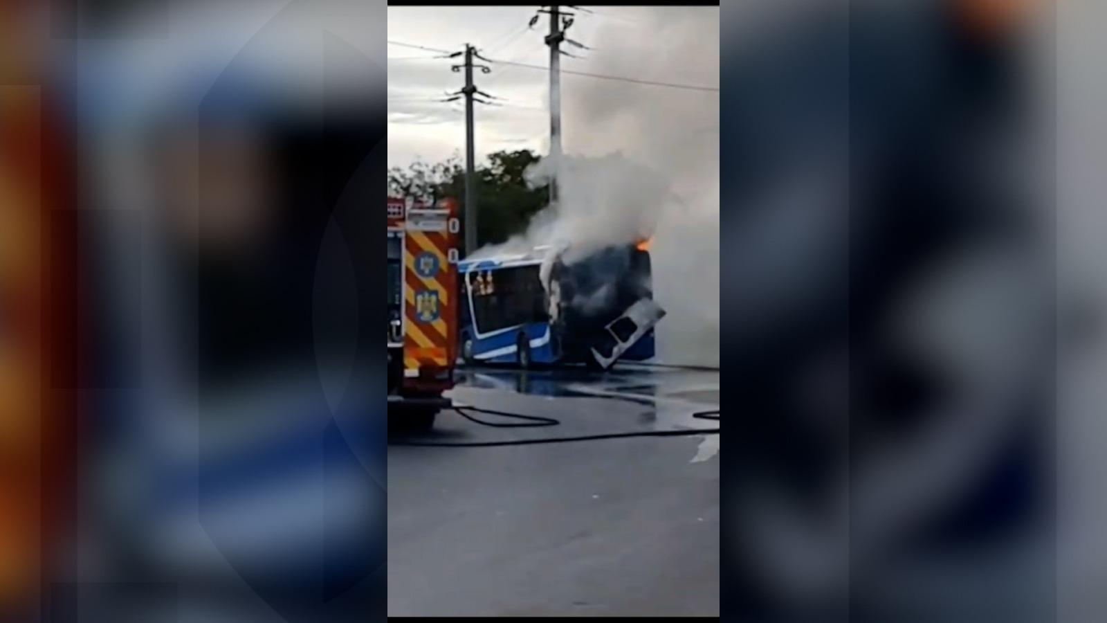 Un autobuz electric nou-nouţ a ars ca o torţă pe o şosea din Brăila. Din fericire, niciun călător nu se afla în el