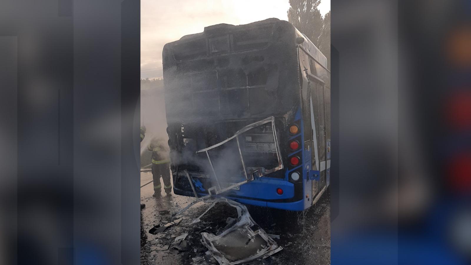 Un autobuz electric nou-nouţ a ars ca o torţă pe o şosea din Brăila. Din fericire, niciun călător nu se afla în el