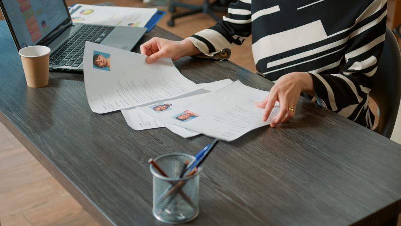 Compania care face 250.000 de angajări de Crăciun şi măreşte salariile. Ce bonusuri oferă
