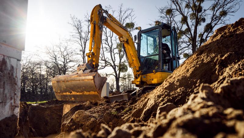 Manevra greşită care l-a costat viaţa pe un clujean. Bărbatul a murit pe loc, strivit de un miniexcavator
