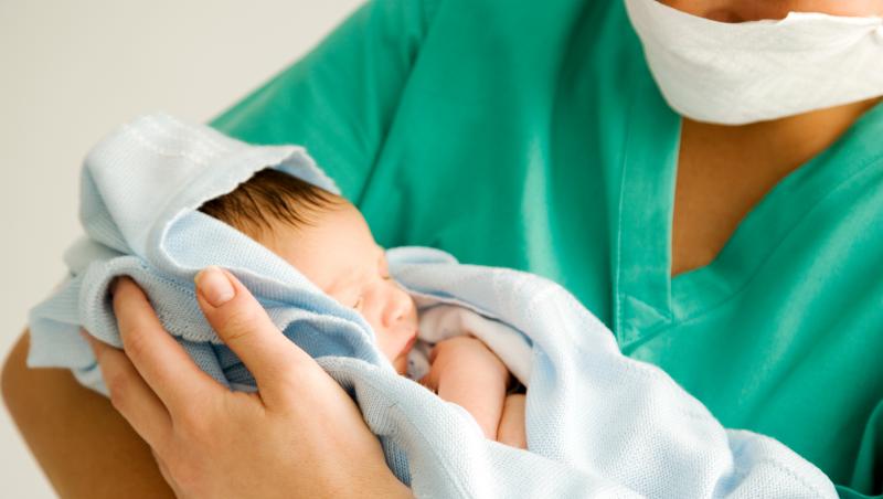 O fetiță din India născută cu 26 de degete, considerată de familie reîncarnarea unei zeițe hinduse. Cum au reacţionat medicii