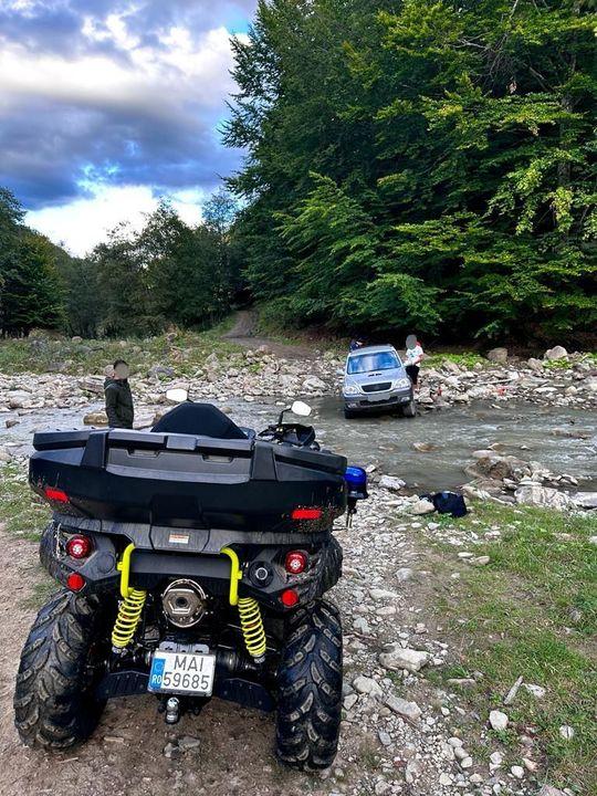 Cei trei tineri au rămas blocaţi cu maşina în albia unui râu