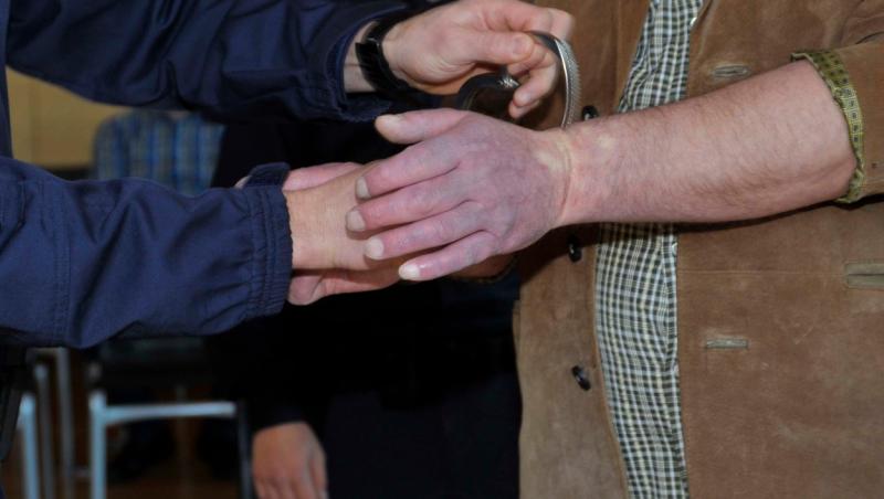 Bărbat din Argeş, arestat după ce a violat şi sechestrat o femeie de 80 de ani. O chemase pe bătrână să-l ajute cu treburi într-o casă de care avea grijă