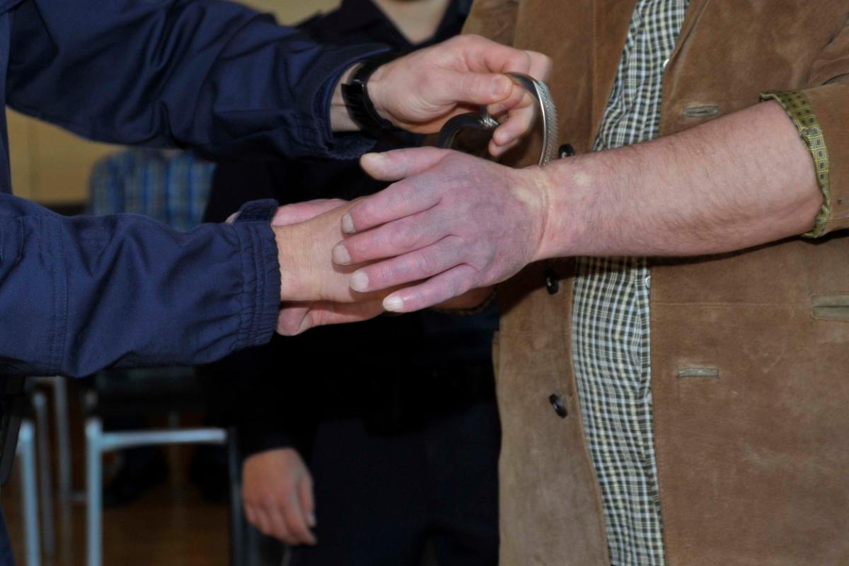 Bărbat din Argeş, arestat după ce a violat şi sechestrat o femeie de 80 de ani. Bărbat din Argeş, arestat după ce a violat şi sechestrat o femeie de 80 de ani.