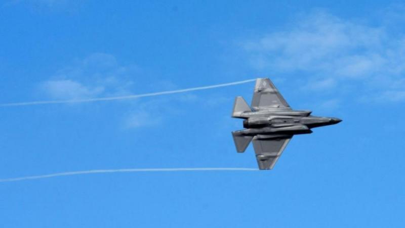 "Avem un pilot în casă. / Nu sunt sigur unde e avionul". Conversaţia bizară dintre pilot, un localnic şi dispecerul 911, după dispariţia unui F-35