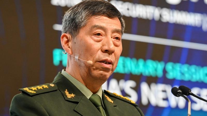 Ministrul chinez al Apărării, Li Shangfu, a dispărut din spațiul public. Unde s-ar afla de fapt politicianul anchetat pentru corupţie: nu e primul astfel de caz