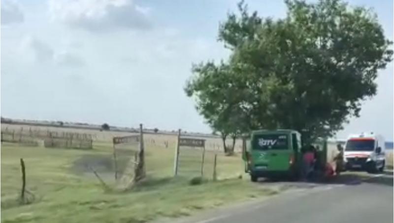 O şoferiţă a virat brusc şi a izbit un microbuz cu pasageri aflat în depăşire. Opt răniţi în accidentul din Timiş