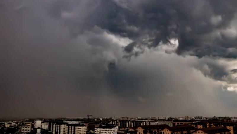 Aproape jumătate de țară intră în câteva ore sub avertizări cod galben și portocaliu de ploi torențiale, grindină și vijelii. În București continuă canicula