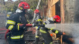 Pompierii din Braşov şi Covasna s-au luptat trei ore pentru a stinge un incendiu soldat cu pagube uriaşe