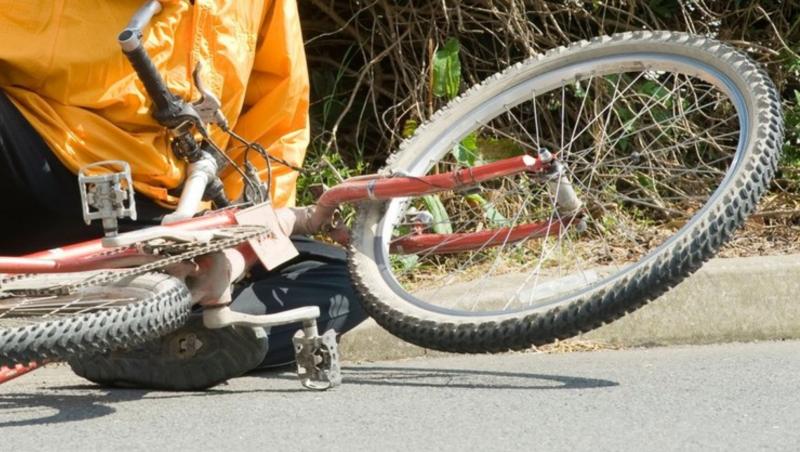 Hoţie stângace, în Argeş: un bărbat pe bicicletă i-a smuls geanta unei femei, dar a căzut pe marginea drumului chiar în faţa victimei