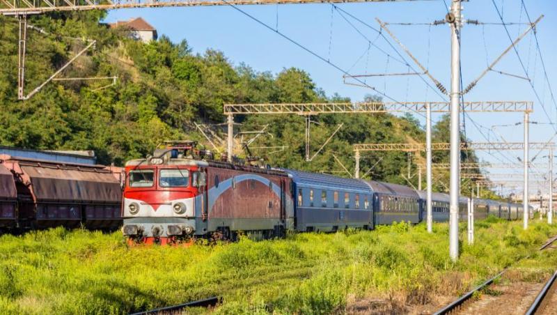 Tren de călători, blocat pe ruta Cluj-Napoca - Bucureşti Nord, în judeţul Braşov. O altă garnitură feroviară s-a defectat pe traseu