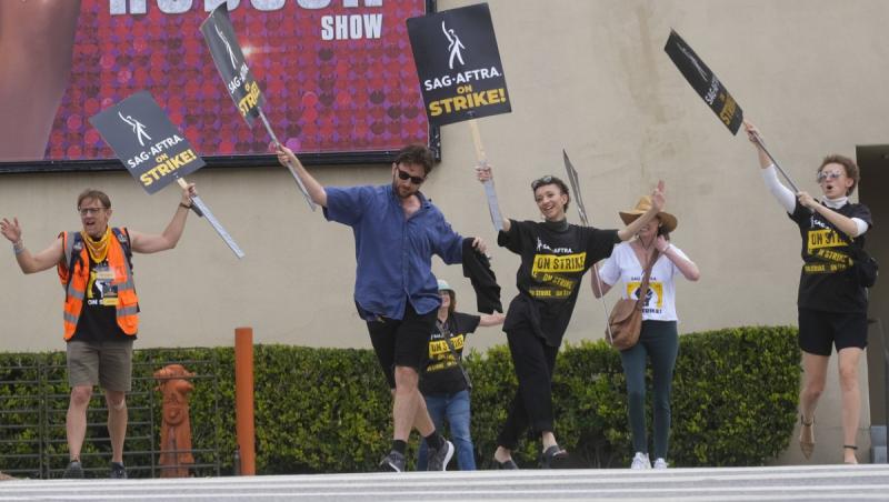 Scenariştii grevişti de la Hollywood au ajuns la un acord provizoriu cu studiourile
