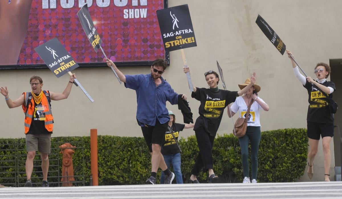 Scenariştii grevişti de la Hollywood au ajuns la un acord provizoriu cu studiourile Scenariştii grevişti de la Hollywood au ajuns la un acord provizoriu cu studiourile