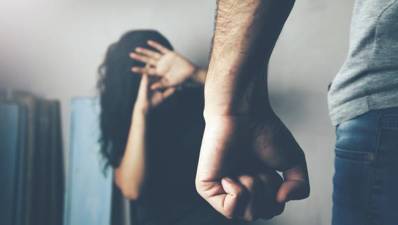 Scene îngrozitoare într-un bloc din Oradea: un bărbat şi-a sugrumat şi înjunghiat de mai multe ori soţia, care a supravieţuit miraculos atacului