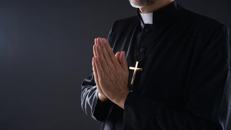 Preot spaniol, acuzat că a agresat sexual mai multe enoriaşe. Le-a sedat, apoi le-a filmat 