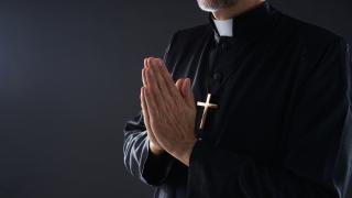 Preot spaniol, acuzat că a agresat sexual mai multe enoriaşe. Le-a sedat, apoi le-a filmat 