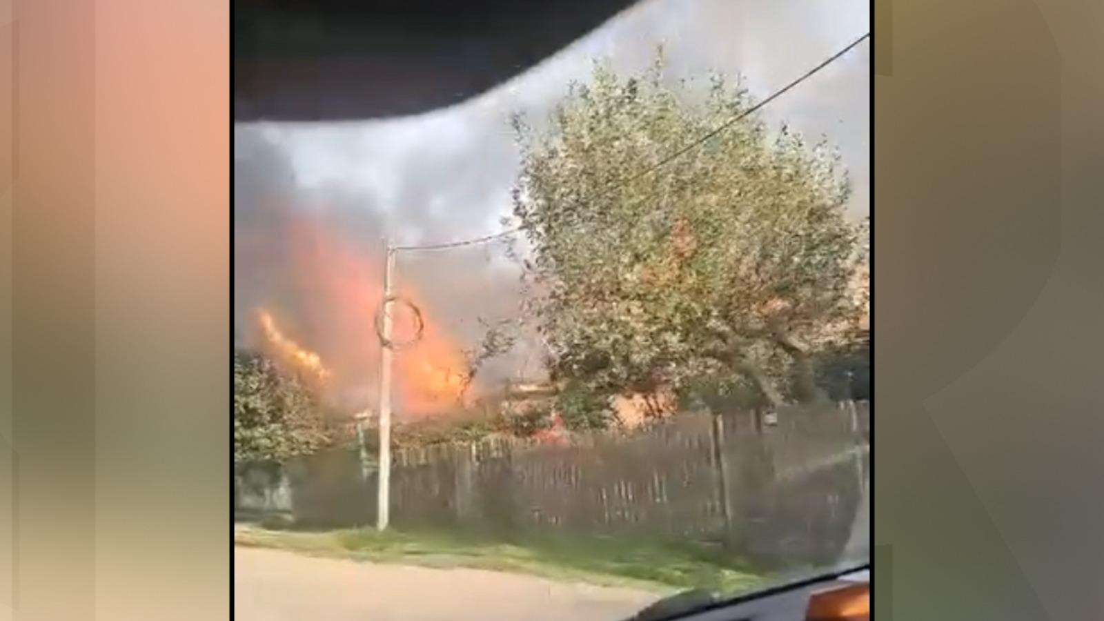 Şi-a dat singur foc la casă şi acum se află la ATI cu arsuri grave pe corp. Gest extrem al unui bărbat din Prahova