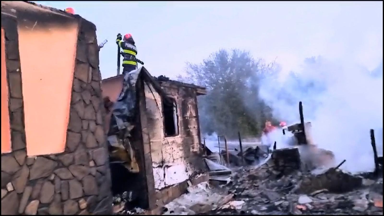 Şi-a dat singur foc la casă şi acum se află la ATI cu arsuri grave pe corp. Gest extrem al unui bărbat din Prahova