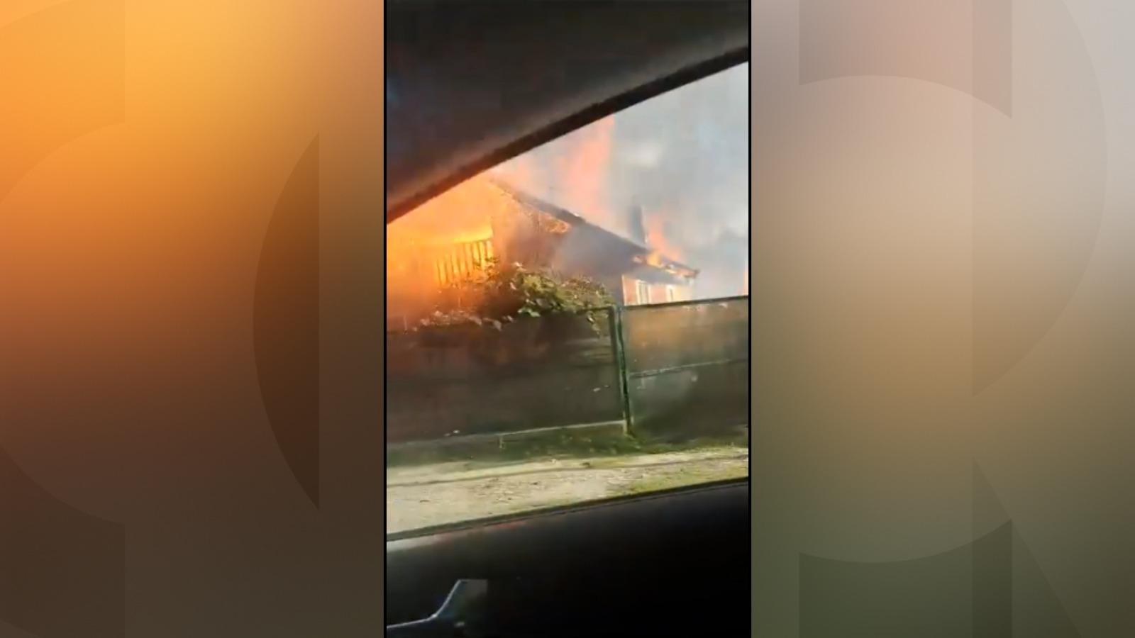 Şi-a dat singur foc la casă şi acum se află la ATI cu arsuri grave pe corp. Gest extrem al unui bărbat din Prahova