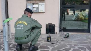 Un român din Italia şi-a trimis băiatul cu o grenadă pentru a se juca "de-a războiul" cu ceilalţi copii. Cum s-a scuzat în faţa poliţiştilor