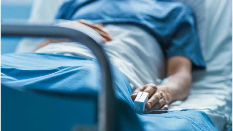 Pe patul de spital, între viață și moarte, după ce și-a apărat sora care era hărțuită. Tănărul italian, lăsat să zacă pe asflat de cei trei agresori