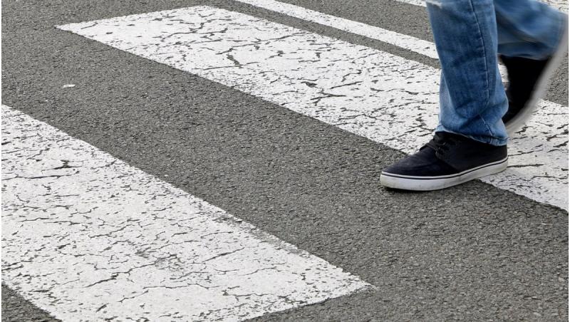 A lovit un copilaș pe trecerea de pietoni, apoi a fugit de la fața locului fără să-i pese. Femeia, găsită în trafic de poliștii din Iași