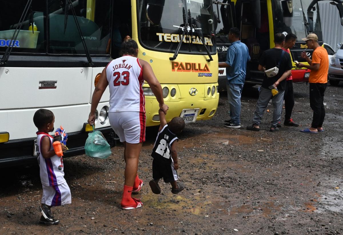 Haos la graniţa Mexic-Guatemala. Peste 8.000 de migranţi, relocaţi în alte oraşe din sud, în timp ce mulţi alţii continuă să treacă frontiera în SUA Haos la graniţa Mexic-Guatemala. Peste 8.000 de migranţi, relocaţi în alte oraşe din sud, în timp ce mulţi alţii continuă să treacă frontiera în SUA