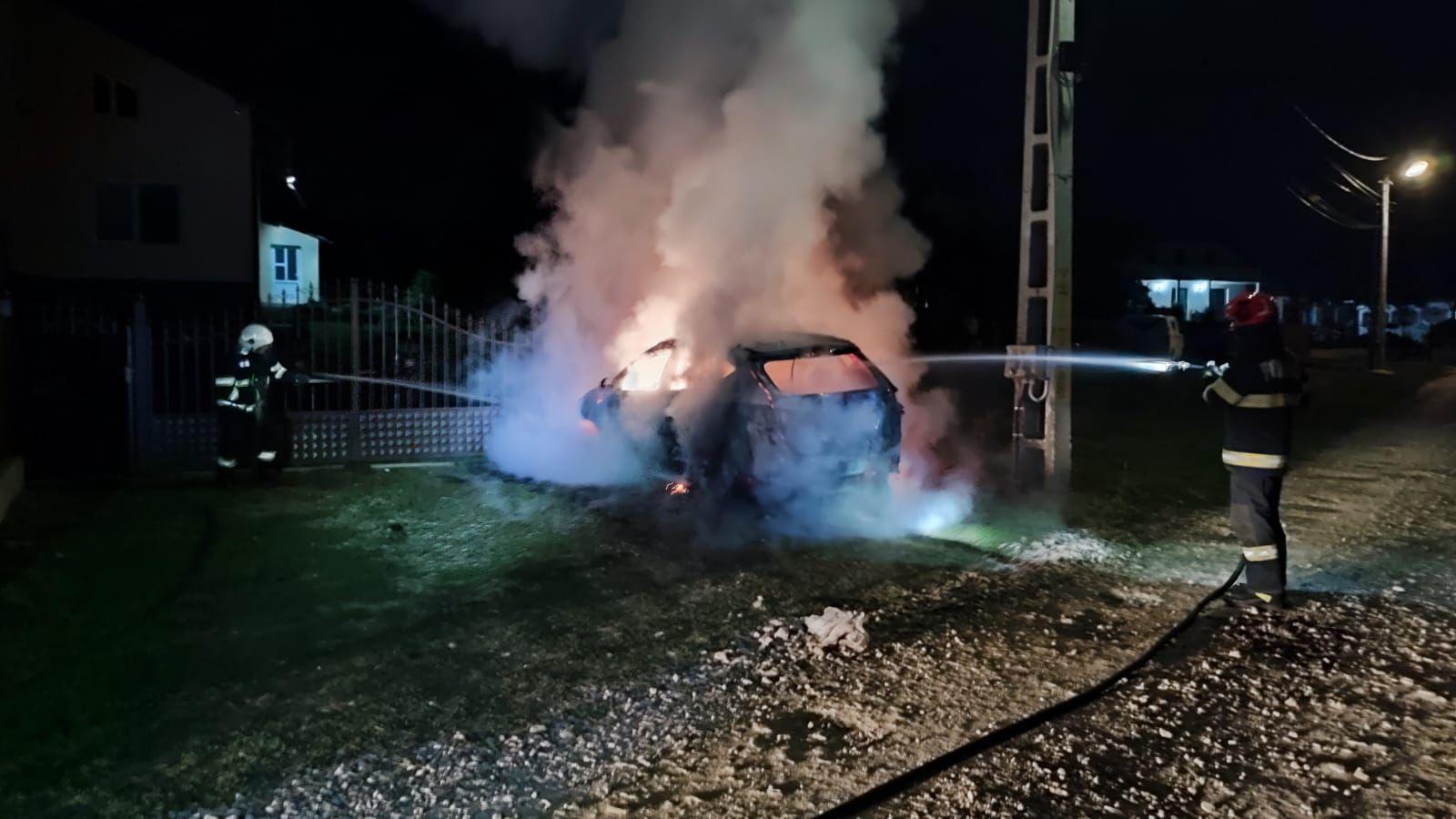 Seară de coşmar pentru un bărbat din Botoşani. S-a trezit în mijlocul nopţii cu maşina care ardea ca o torţă, după ce o persoană i-ar fi incendiat-o