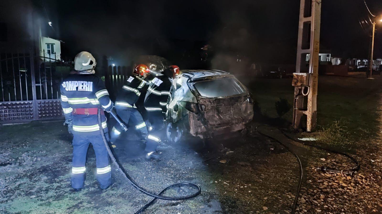 Seară de coşmar pentru un bărbat din Botoşani. S-a trezit în mijlocul nopţii cu maşina care ardea ca o torţă, după ce o persoană i-ar fi incendiat-o