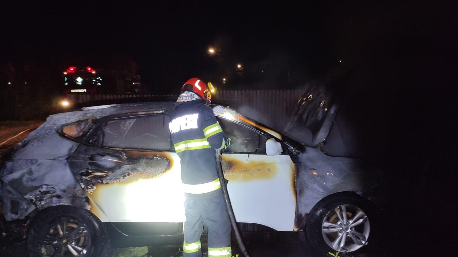 Seară de coşmar pentru un bărbat din Botoşani. S-a trezit în mijlocul nopţii cu maşina care ardea ca o torţă, după ce o persoană i-ar fi incendiat-o