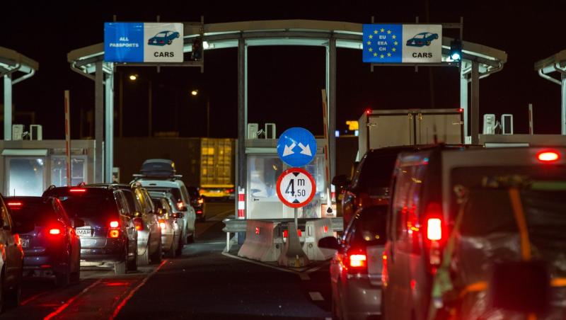 21 de migranţi, prinşi la frontiera de la Nădlac, ascunşi într-un microbuz şi un camion. Şoferii, un român şi un ceh, sunt cercetaţi penal