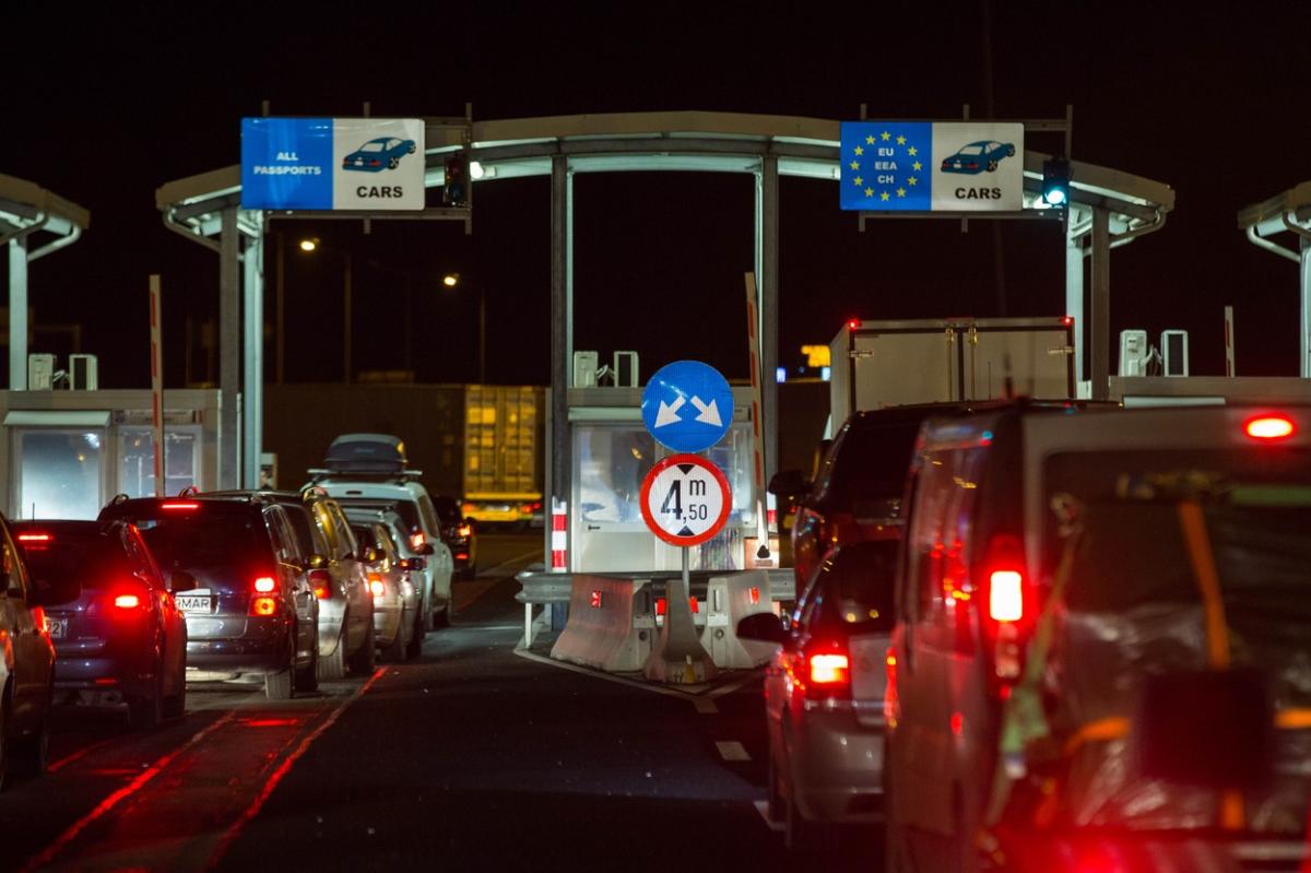 21 de migranţi, prinşi la frontiera de la Nădlac, ascunşi într-un microbuz şi un camion. Şoferii, un român şi un ceh, sunt cercetaţi penal 21 de migranţi, prinşi la frontiera de la Nădlac, ascunşi într-un microbuz şi un camion. Şoferii, un român şi un ceh, sunt cercetaţi penal