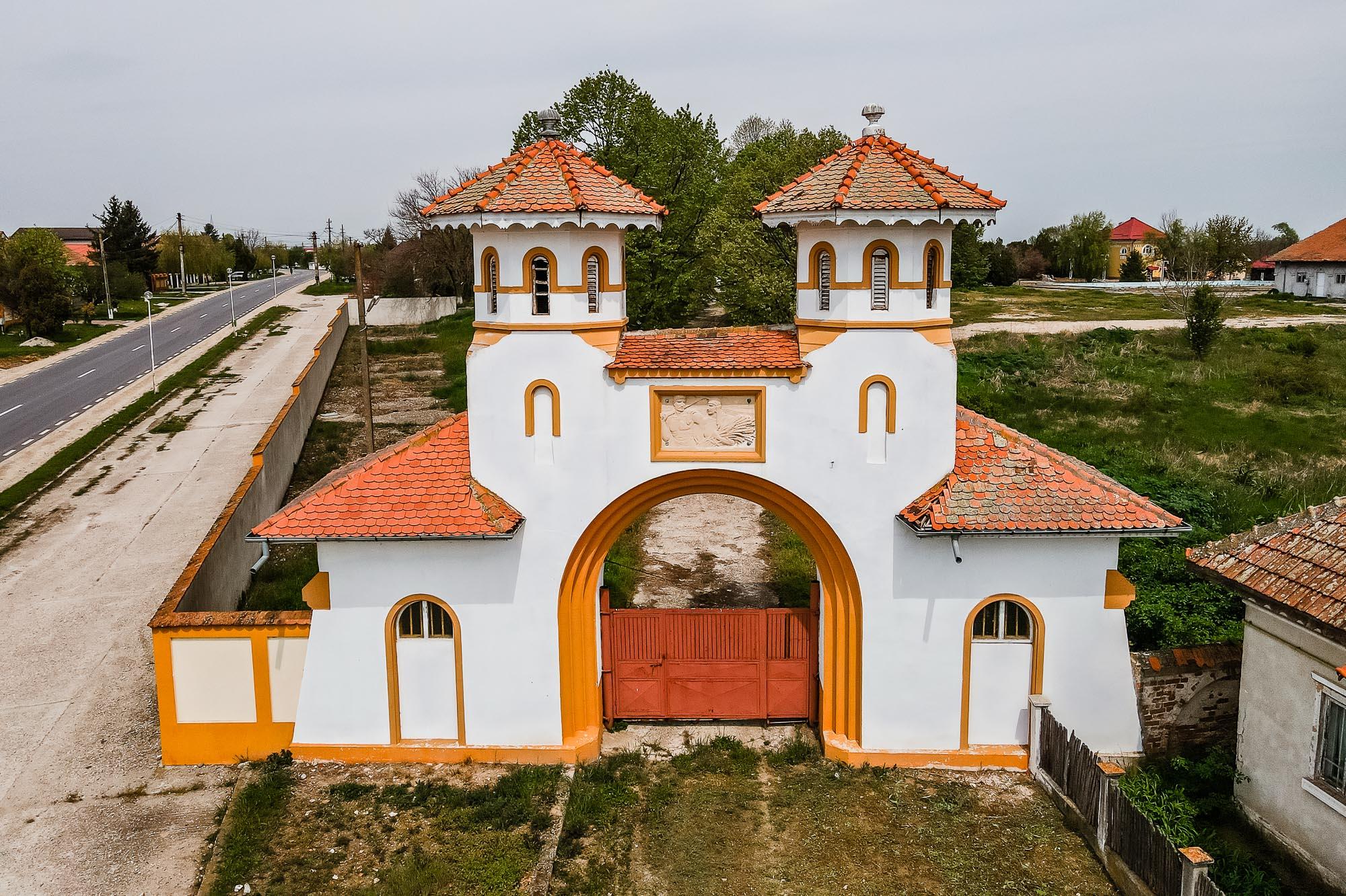 Cu cât se vinde Conacul Romano, una dintre bijuteriile care a fost locuinţa nepotului lui Ceauşescu. 100 de ani de istorie, în 9 hectare de teren