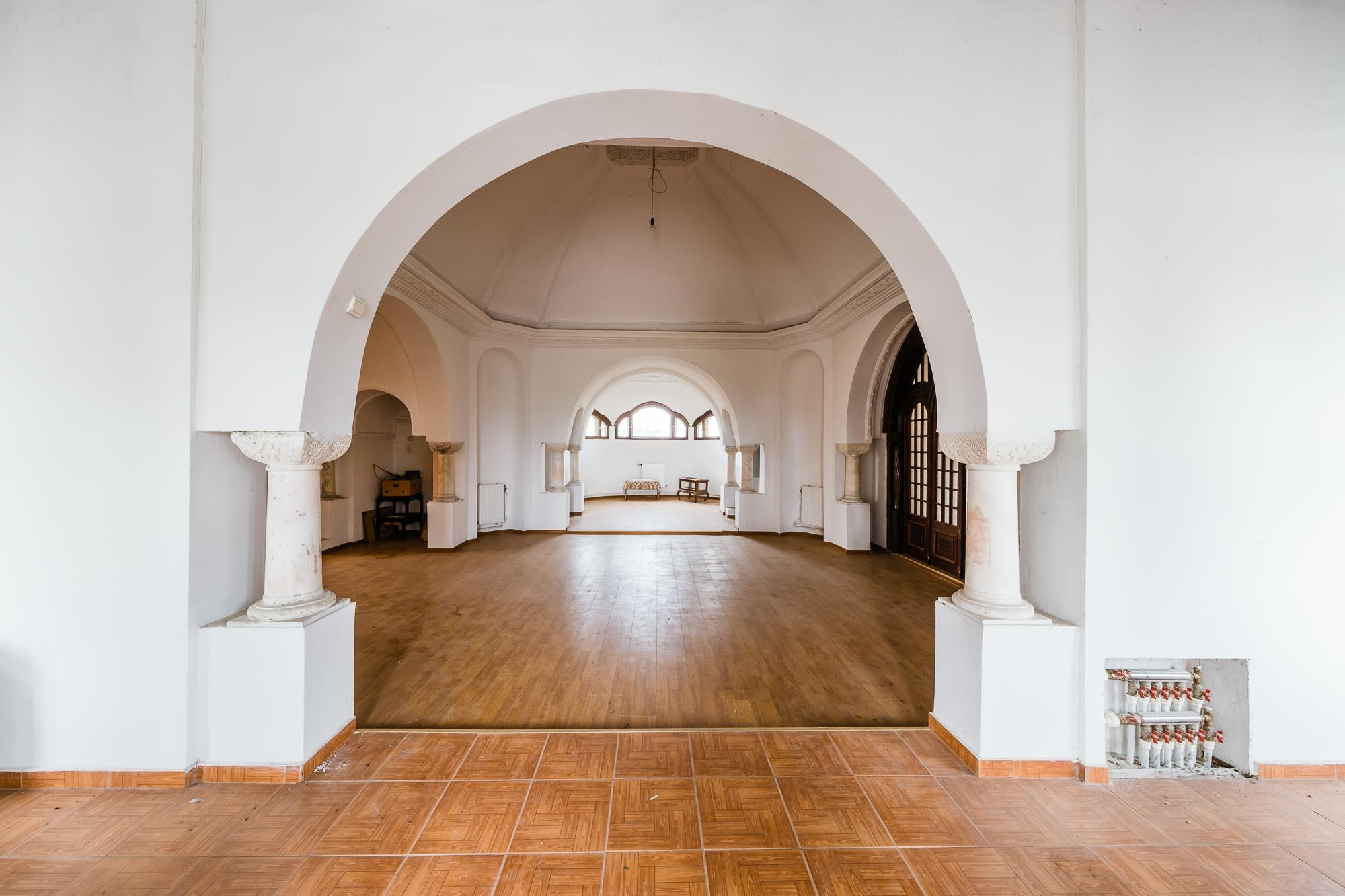 Cu cât se vinde Conacul Romano, una dintre bijuteriile care a fost locuinţa nepotului lui Ceauşescu. 100 de ani de istorie, în 9 hectare de teren