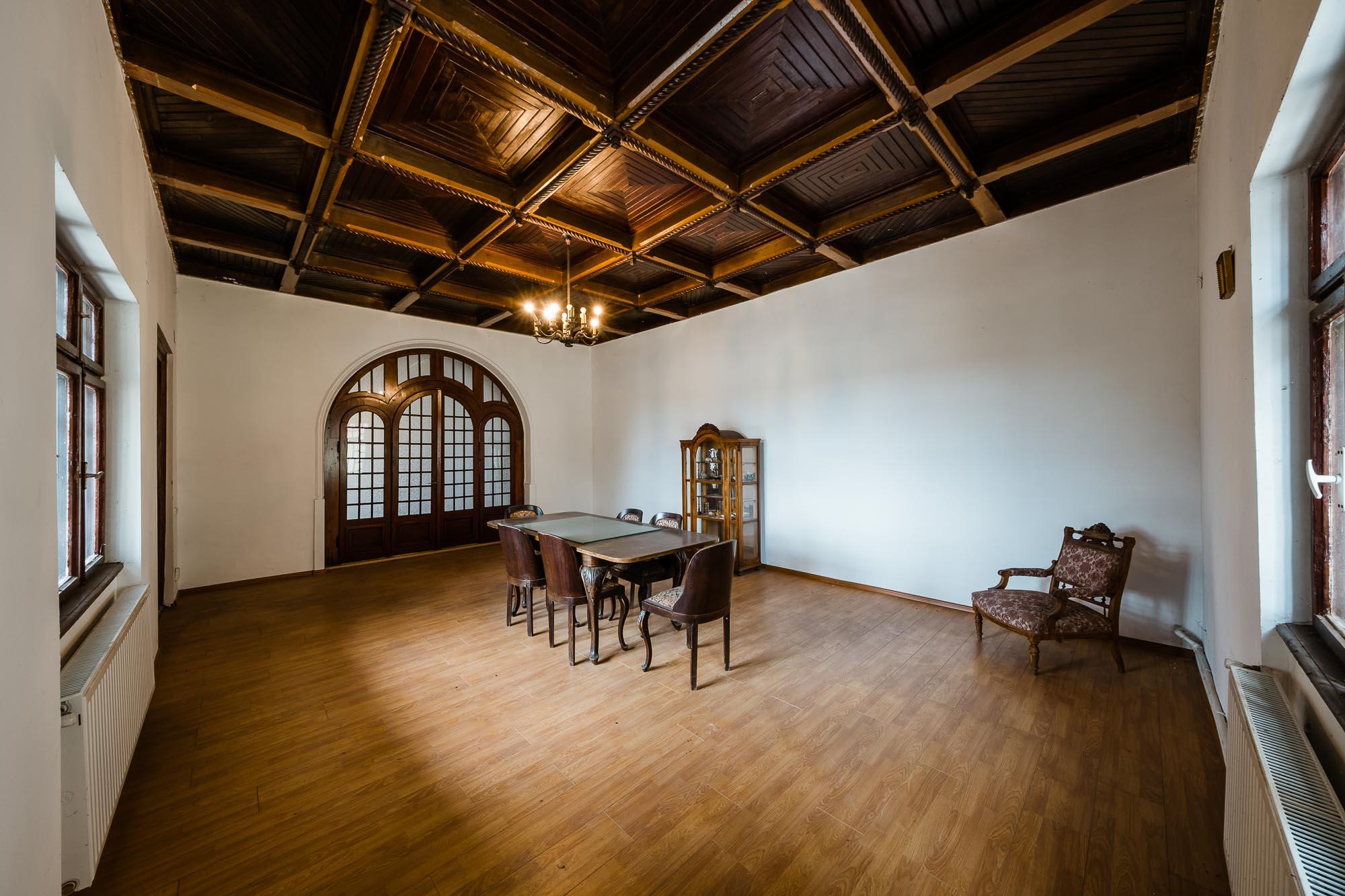 Cu cât se vinde Conacul Romano, una dintre bijuteriile care a fost locuinţa nepotului lui Ceauşescu. 100 de ani de istorie, în 9 hectare de teren