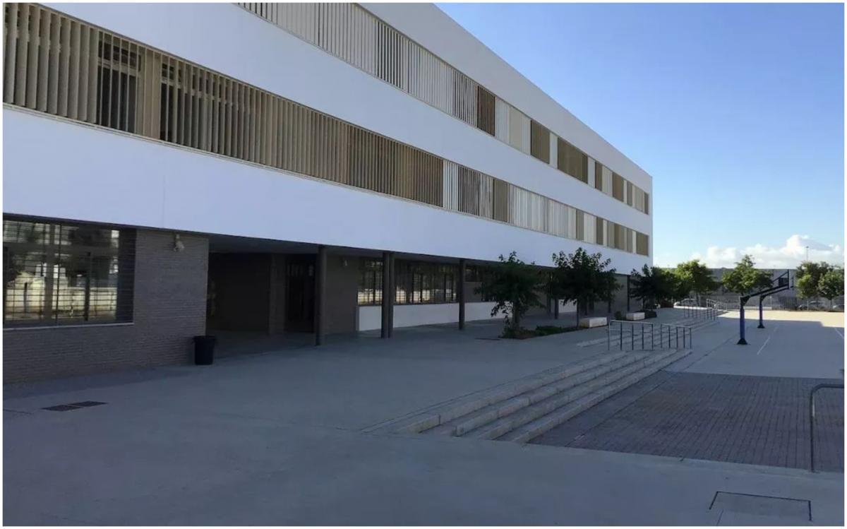 Atac sângeros într-o şcoală din Spania. Un adolescent de 14 ani a înjunghiat doi profesori şi doi elevi în timpul orelor Atac sângeros într-o şcoală din Spania. Un adolescent de 14 ani a înjunghiat doi profesori şi doi elevi în timpul orelor