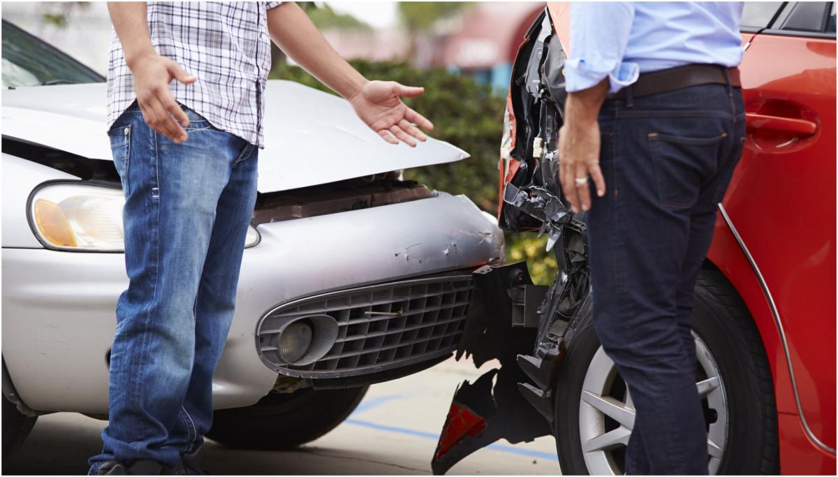 Doi tineri din Sibiu, reținuți după ce au simulat mai multe accidente rutiere, ca să se aleaga cu bani de pe urma asigurărilor Doi tineri din Sibiu, reținuți după ce au simulat mai multe accidente rutiere, ca să se aleaga cu bani de pe urma asigurărilor