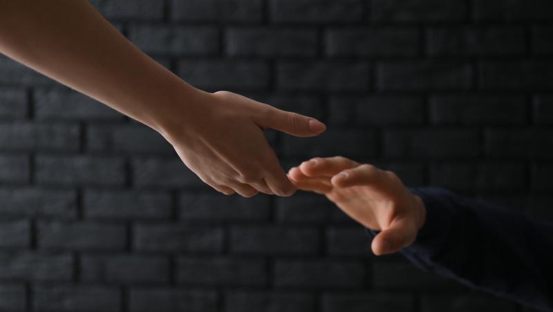 O italiancă şi-a salvat soţul de la sinucidere, ajutată de copiii săi. Cei trei s-au trezit anchetaţi pentru crimă: ce ar fi făcut după incident