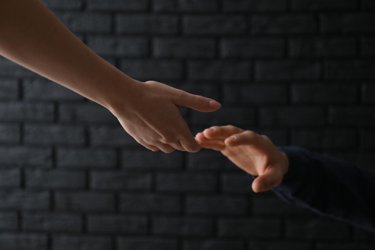 O italiancă şi-a salvat soţul de la sinucidere, ajutată de copiii săi. Cei trei s-au trezit anchetaţi pentru crimă: ce ar fi făcut după incident O italiancă şi-a salvat soţul de la sinucidere, ajutată de copiii săi. Cei trei s-au trezit anchetaţi pentru crimă: ce ar fi făcut după incident