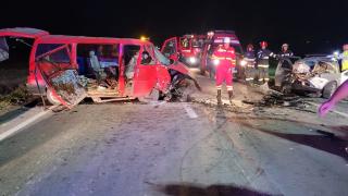 7 persoane rănite, dintre care două încarcerate, după ce un microbuz și un autoturism au intrat în coliziune, în Brașov