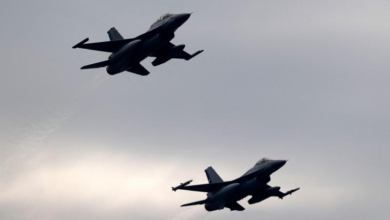Puţini soldaţi ucraineni au început cursurile de engleză pentru a putea folosi avioanele F-16, anunţă SUA