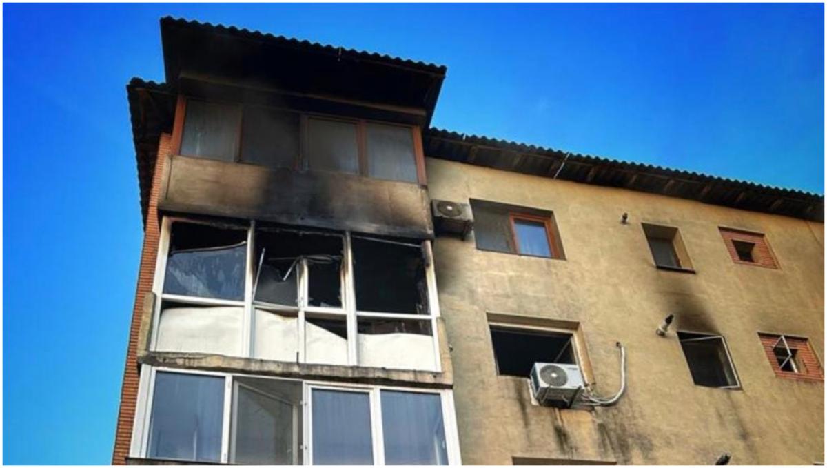 Incendiu într-un bloc din Târgovişte. Un apartament s-a făcut scrum: toţi locatarii au fost evacuaţi Incendiu într-un bloc din Târgovişte. Un apartament s-a făcut scrum: toţi locatarii au fost evacuaţi