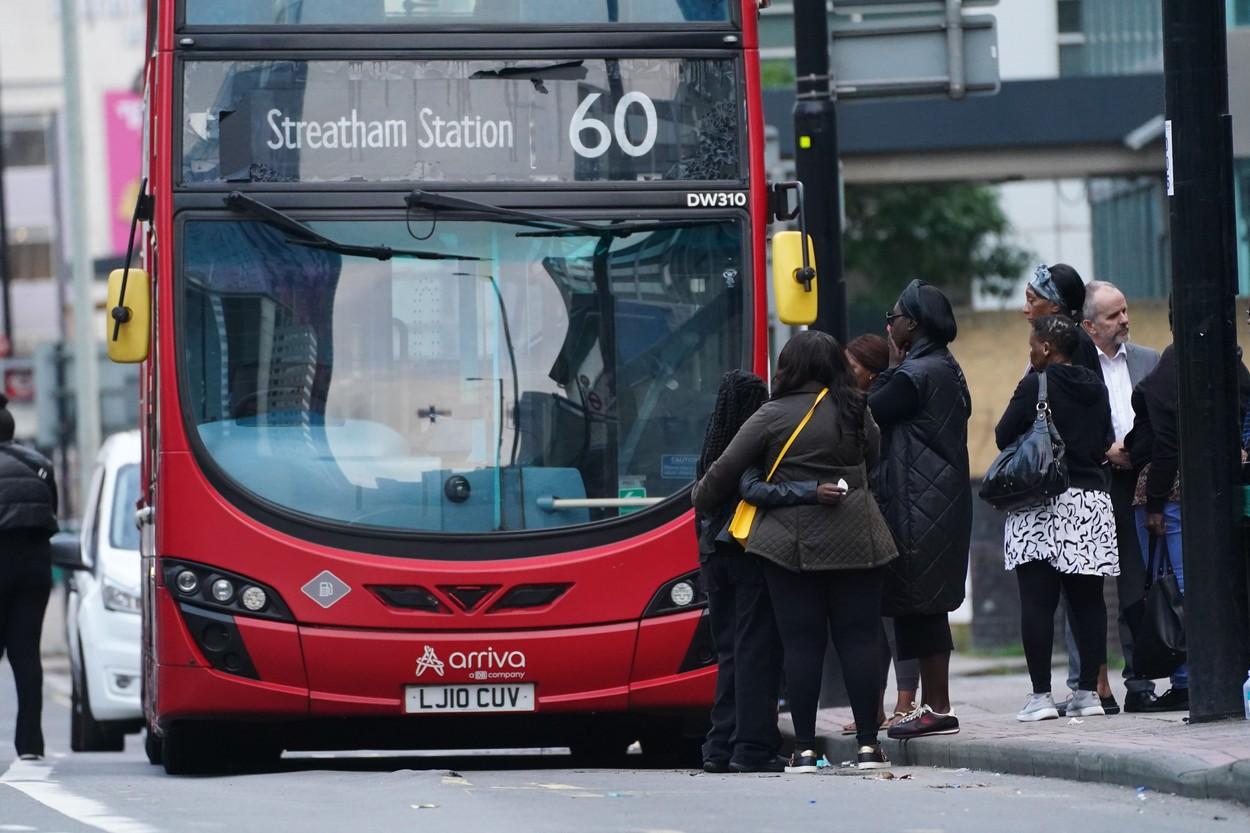 Elevă de 15 ani, ucisă după ce a sărit în ajutorul prietenei sale, într-un autobuz. Un băiat a înjunghiat-o pe drum către şcoală, în UK