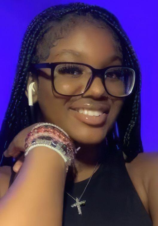 Elevă de 15 ani, ucisă după ce a sărit în ajutorul prietenei sale, într-un autobuz. Un băiat a înjunghiat-o pe drum către şcoală, în UK