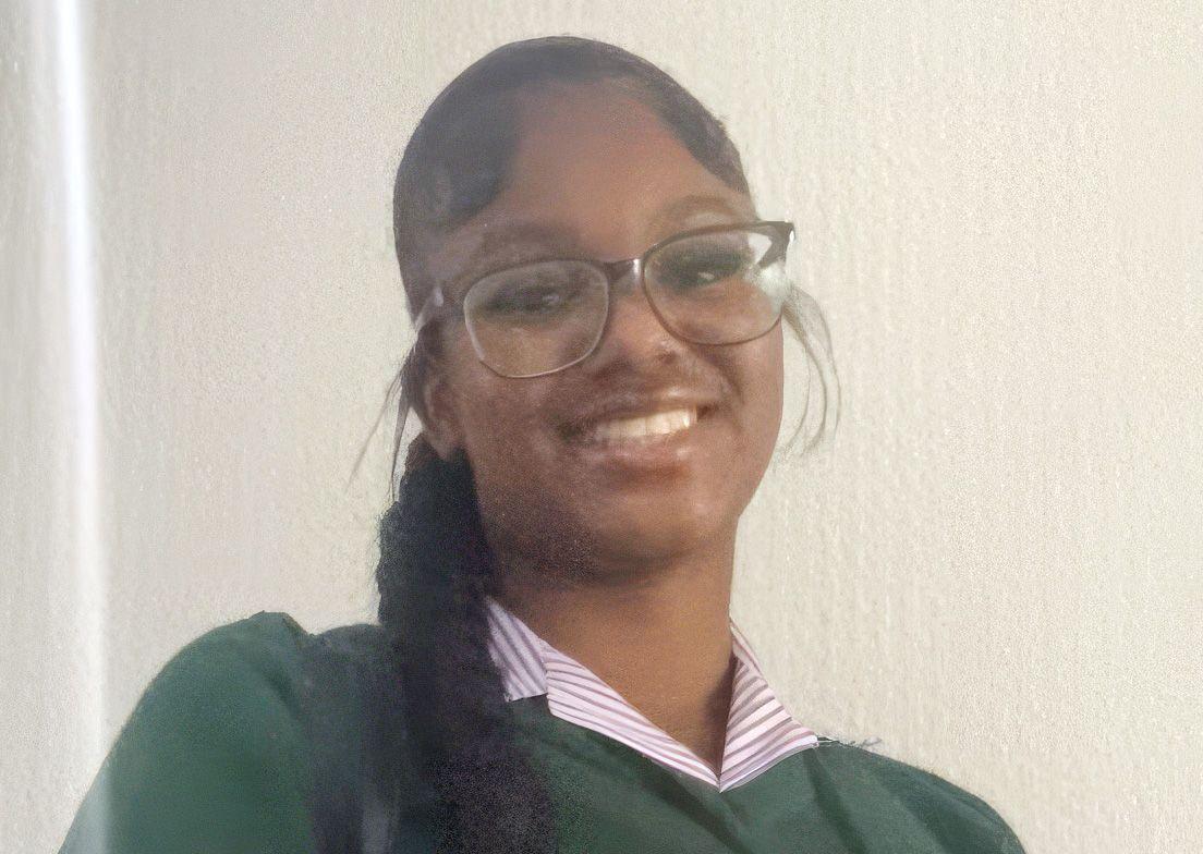 Elevă de 15 ani, ucisă după ce a sărit în ajutorul prietenei sale, într-un autobuz. Un băiat a înjunghiat-o pe drum către şcoală, în UK